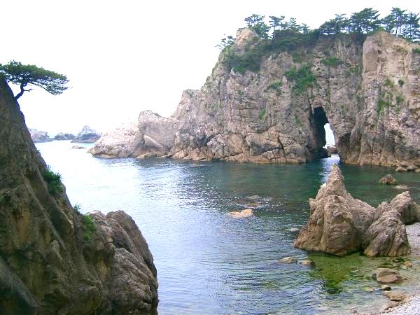 新潟県村上市の県北の海(笹川流れ）は水質も素晴らしい綺麗な岩場が続きます。
