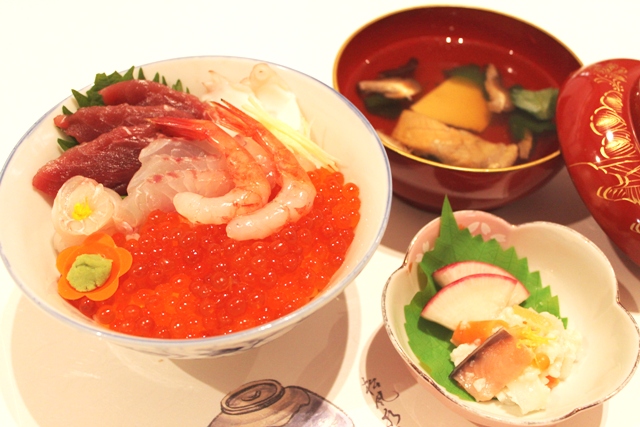 キラキラした はらこ(イクラ)たっぷりの 『はらこ海鮮丼』
