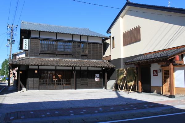 朝の大町文庫、隣は越後村上うおや