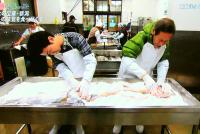 塩引鮭作り体験と大町文庫、海鮮一鰭が紹介