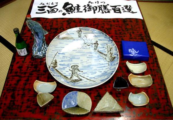 大皿は三面川の居繰網漁風景 村上の陶芸家　鈴木和弘氏の器
