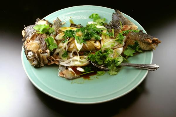 鮭料理100種　5年で「制覇」村上で「味わい尽くす会」第五回